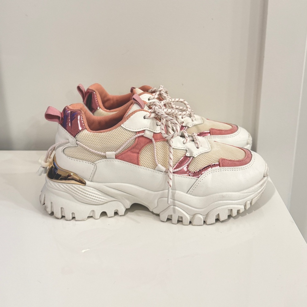 Ardene Chunky Sneakers size 9 ✨